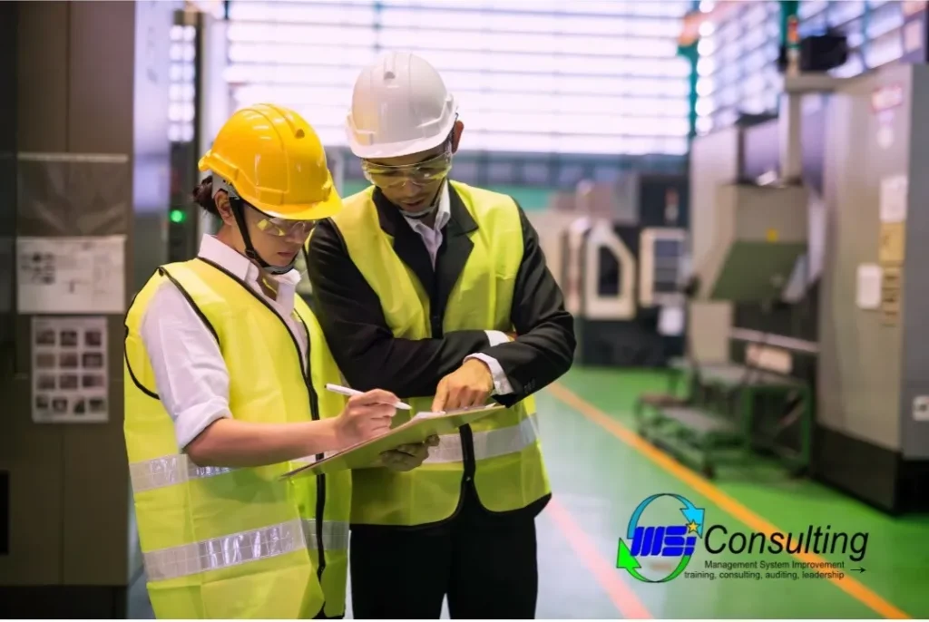 K3 safety inspector memeriksa area kerja untuk memastikan kepatuhan terhadap prosedur keselamatan