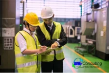 K3 safety inspector memeriksa area kerja untuk memastikan kepatuhan terhadap prosedur keselamatan