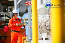 Operator K3 migas memeriksa peralatan kerja untuk memastikan standar keselamatan di industri minyak dan gas