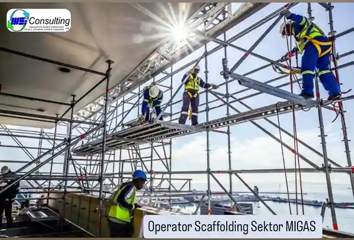 Operator scafolding migas bekerja memasang perancah dengan aman