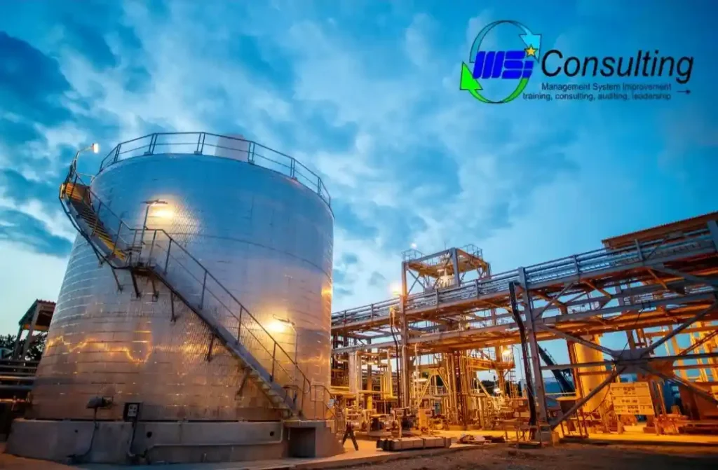 Pengawas K3 migas sedang melakukan inspeksi keselamatan di area kerja industri minyak dan gas