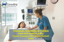 Tenaga kesehatan memberikan pendidikan pasien dan keluarga dalam program training pendidikan kesehatan
