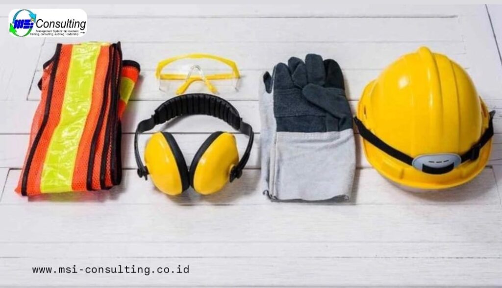 Training K3 Manajemen Alat Pelindung Dirisedang mempraktikkan penggunaan alat pelindung diri yang benar di lokasi pelatihan