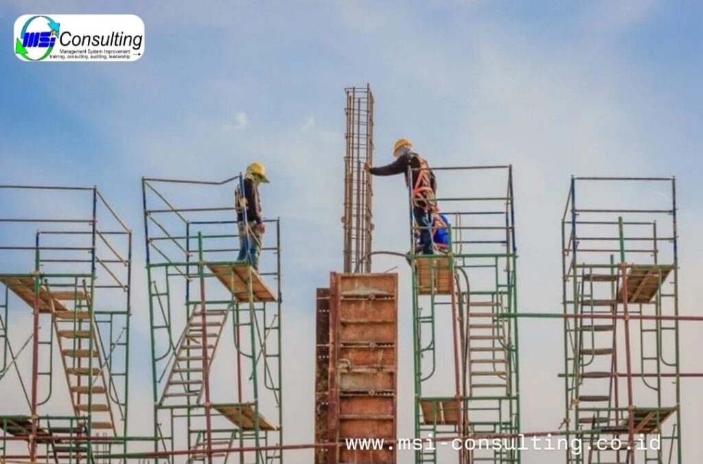 Training K3 Pengawas Scafolding sedang mempraktikkan pemasangan perancah yang aman dan sesuai standar keselamatan