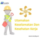 Petugas memeriksa daftar penerapan SMK3 di lokasi kerja dengan alat pelindung diri lengkap