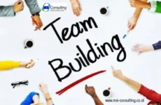 team building dengan anggota tim berpartisipasi dalam permainan kolaboratif di luar ruangan.