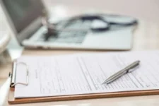 mengenal rekam medis yang menggambarkan betapa pentingnya pengelolaan informasi kesehatan pasien dalam sistem pelayanan kesehatan.