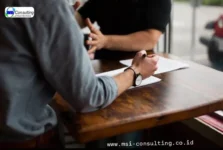 training service excellence dengan instruktur yang memberikan materi kepada tim pelayanan pelanggan