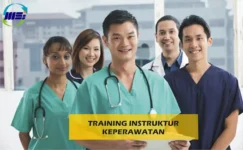 Instruktur keperawatan memberikan pelatihan praktik klinis kepada mahasiswa keperawatan